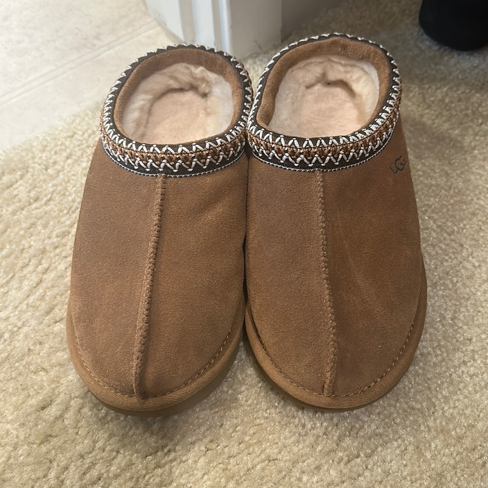 UGG slippers size 8. Only worn once